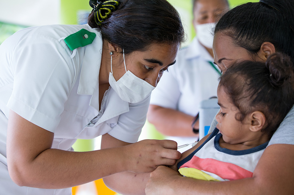 Una niña es vacunada contra el sarampión en Samoa en 2019
