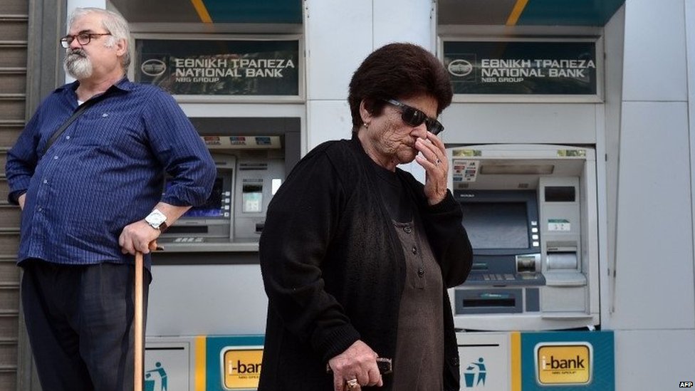 Люди ждут у банкоматов в Греции, 29 июня 2015 г.
