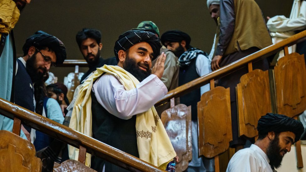 Zabihullah Mujahid, portavoz del Talibán, haciendo su primera aparición pública en dos décadas, 17 de julio 2021