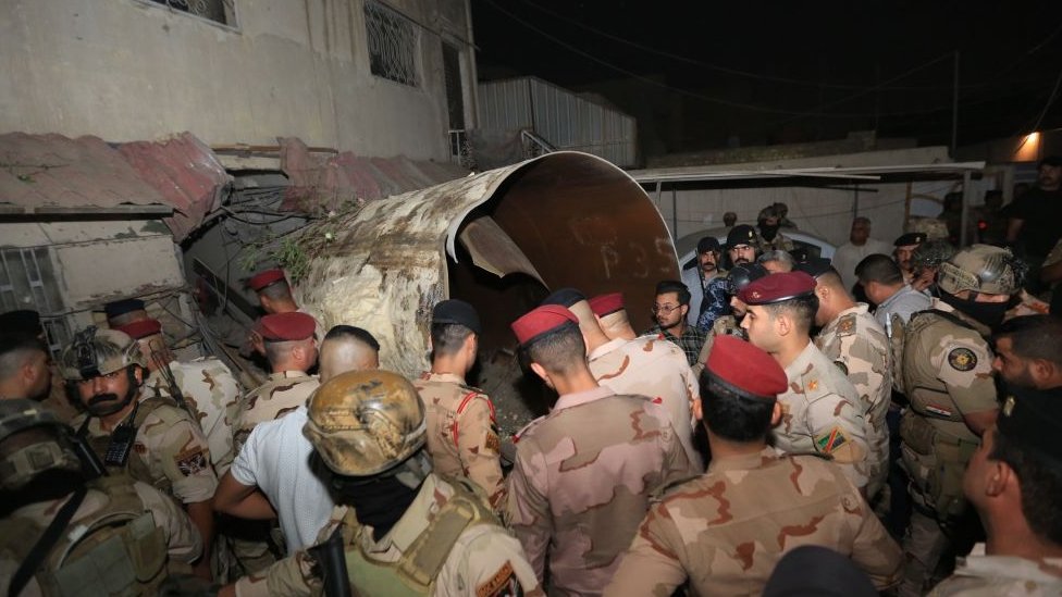 صورة لمكان انفجار صهريج وقود بالقرب من ملعب لكرة القدم في بغداد