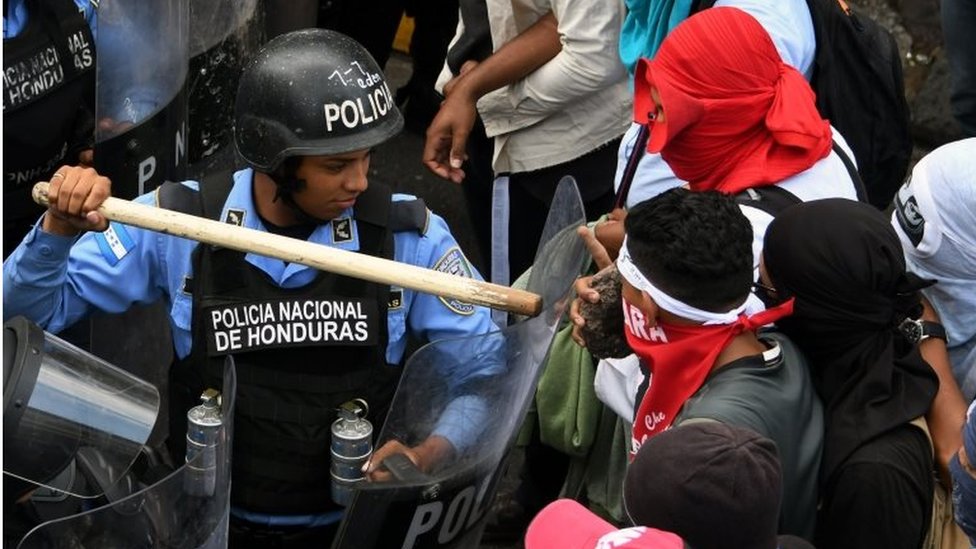 Агенты гондурасской полиции по охране общественного порядка столкнулись со студентами Национального автономного университета Гондураса (UNAH) во время акции протеста против утверждения счетов за образование и здравоохранение на Конгрессе Гондураса в Тегусигальпе 29 апреля 2019 г.