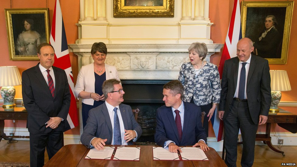 DUP и консерваторы подписывают соглашение о доверии и поставках