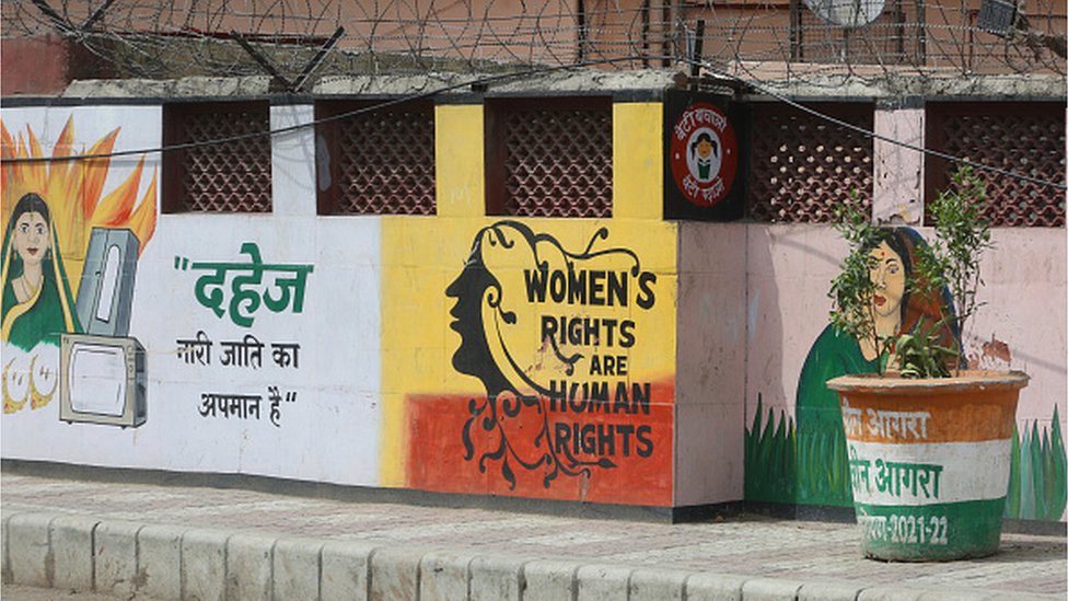 印度阿格拉一幅宣傳女性權利的壁畫上寫道：嫁妝是對女性的侮辱。