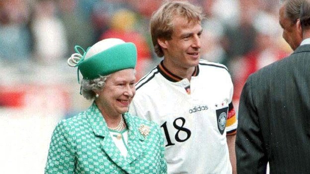 A rainha Elizabeth 2ª e Jurgen Klinsmann