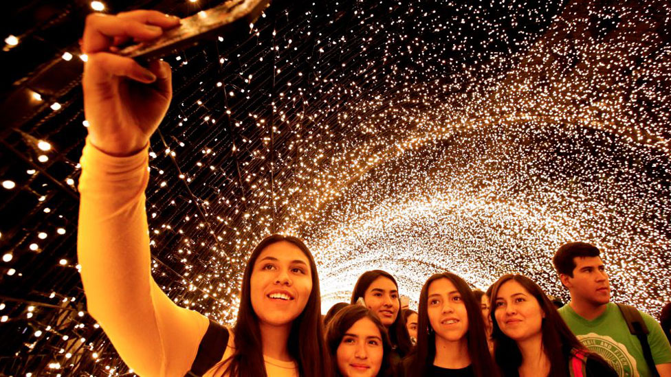 Jóvenes en Guadalajara tomando un selfie