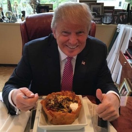 Donald Trump con un bowl