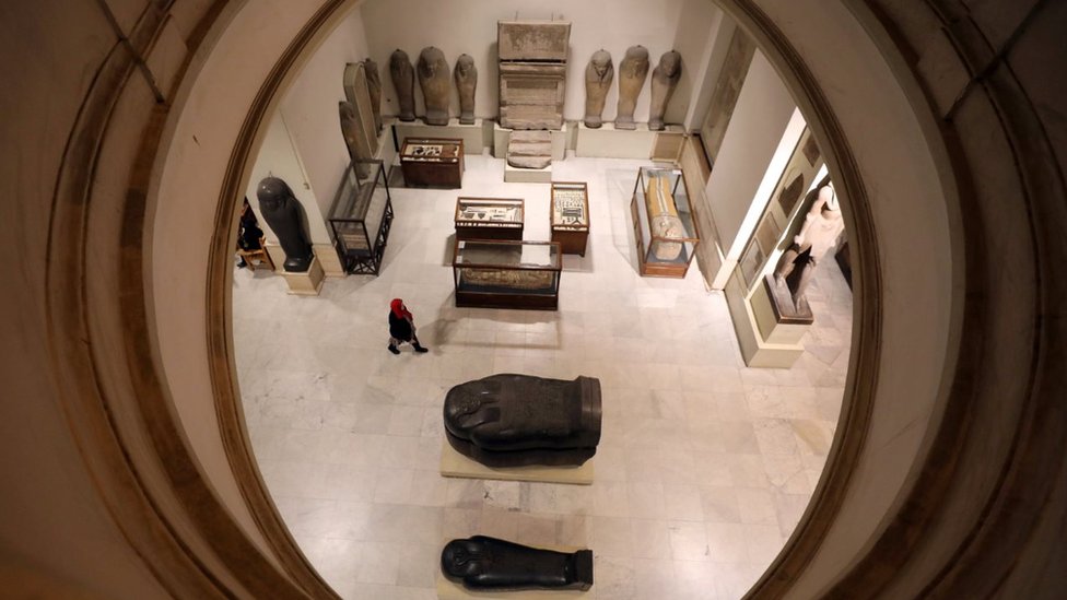 Посетитель идет рядом с артефактами в Египетском музее в Каире, Египет, 15 ноября 2017 г.