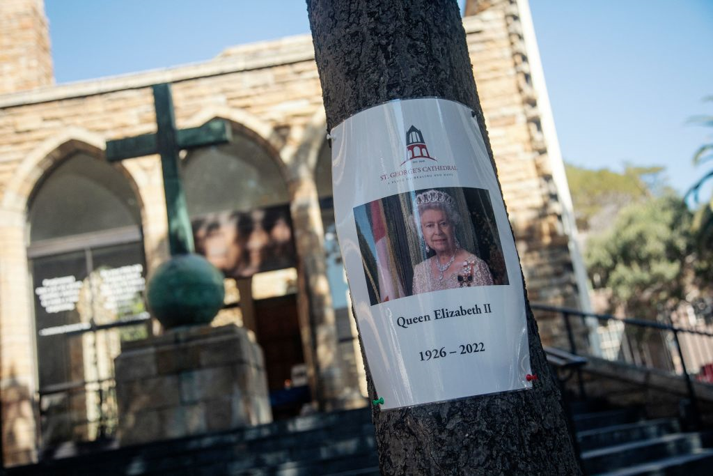 Un homenaje a la reina fuera de la catedral de St George en Ciudad del Cabo, Sudáfrica. En el interior los visitantes firman un libro de homenaje.