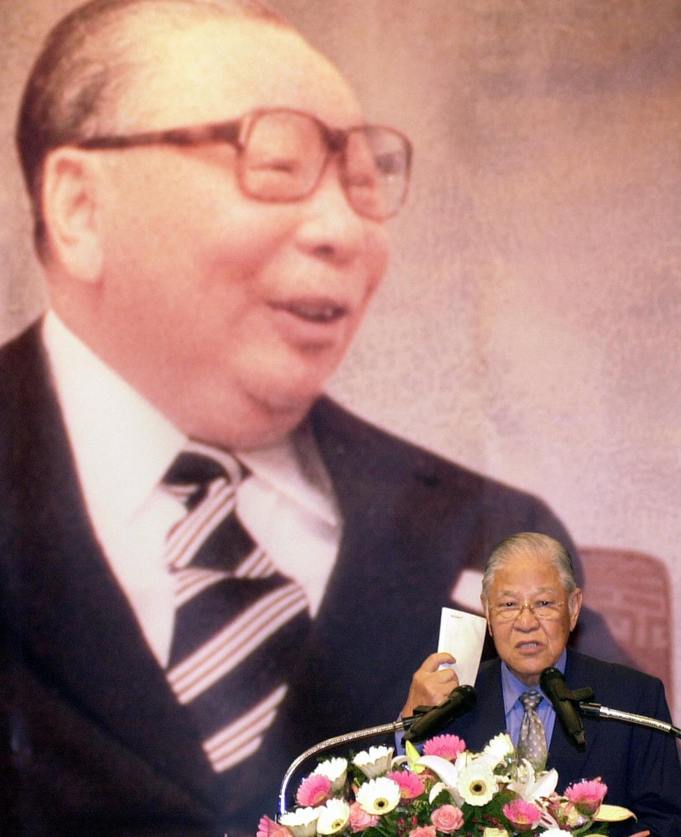 蔣經國（圖左）在1988年過逝後，繼任者李登輝（圖右下）持續鬆綁國民黨一黨專政體制。