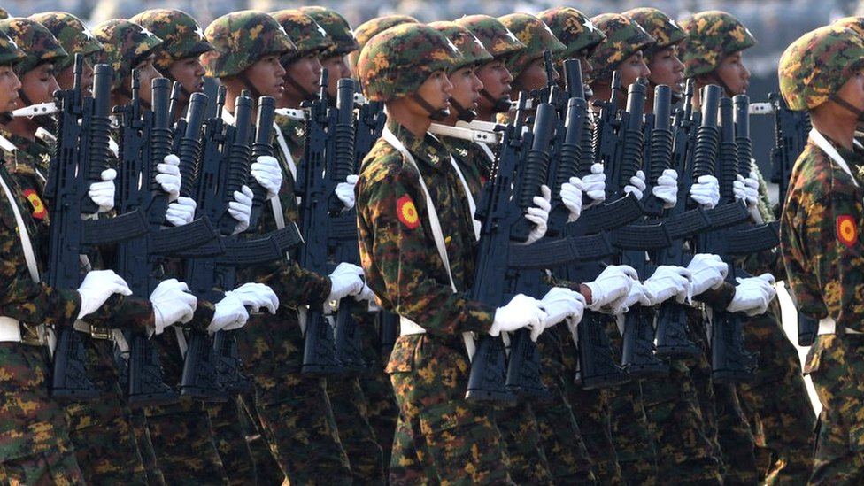 緬甸內比都政府軍士兵參加武裝部隊日閲兵（27/3/2023）