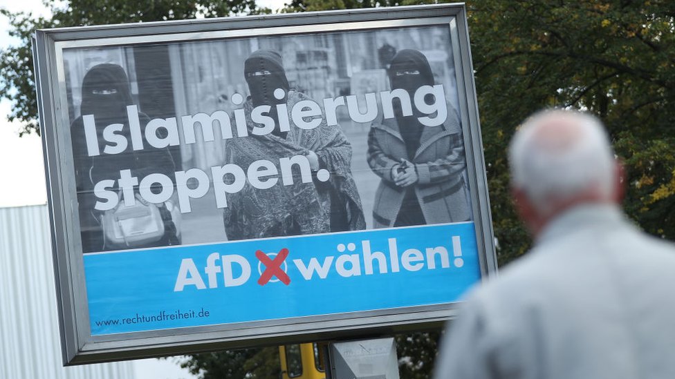 La reacción contra los inmigrantes y refugiados que ha recibido Alemania, particularmente de Medio Oriente, han dado impulso a los partidos de extrema derecha. Campaña antiislámica del AFD en Alemania