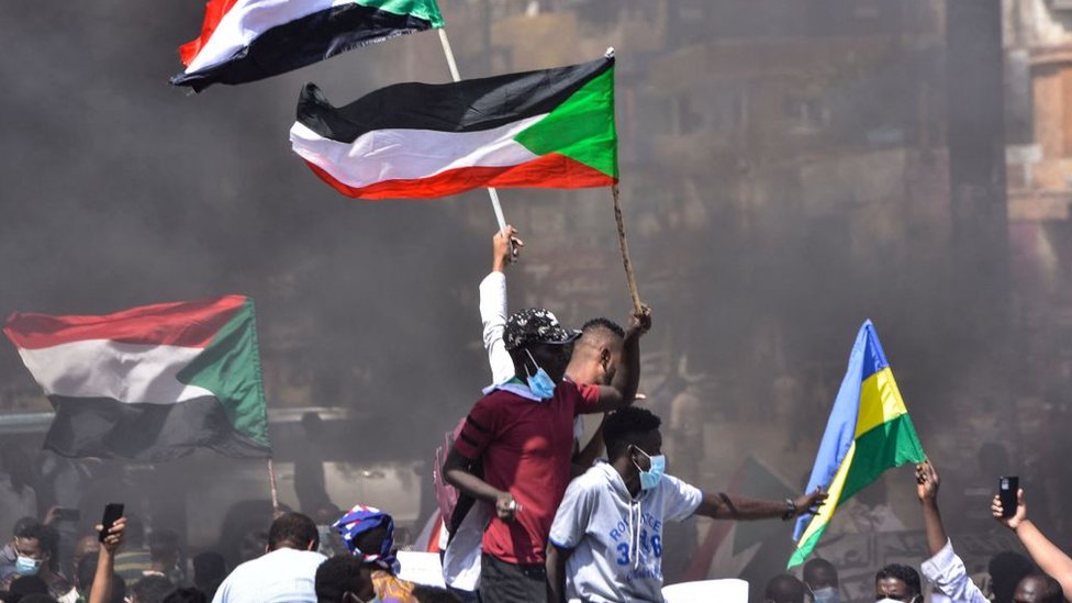 Sudan: Senior civilian leaders arrested by armed men - reports