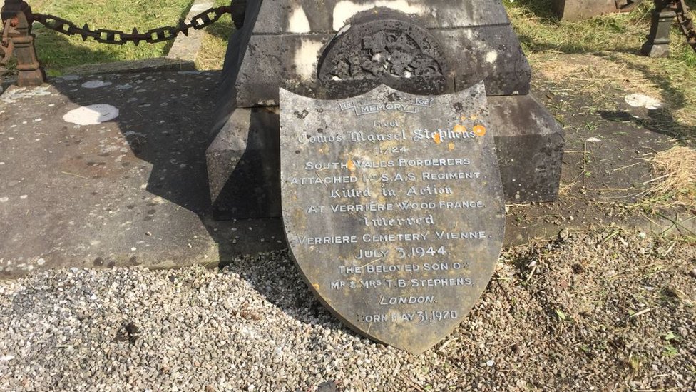 Мемориал лейтенанту Стивенсу на семейной могиле в часовне Мориа, Лланстефан