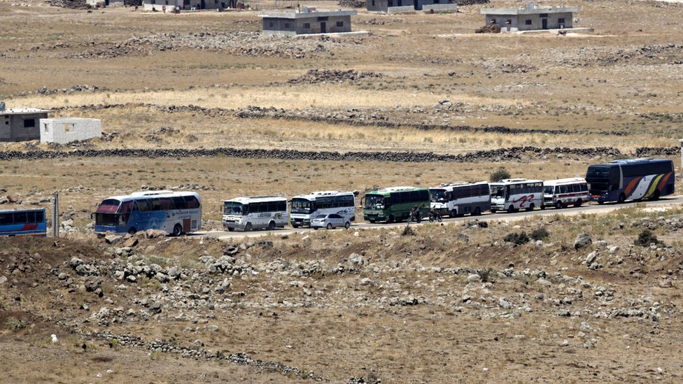 Rebeldes y sus familias fueron evacuados de la ciudad de al-Qahtaniah a través de la parte siria de los Altos del Golán.