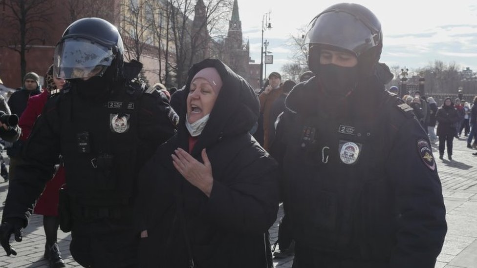 Una mujer siendo detenida este domingo en una protesta contra la guerra en Moscú.