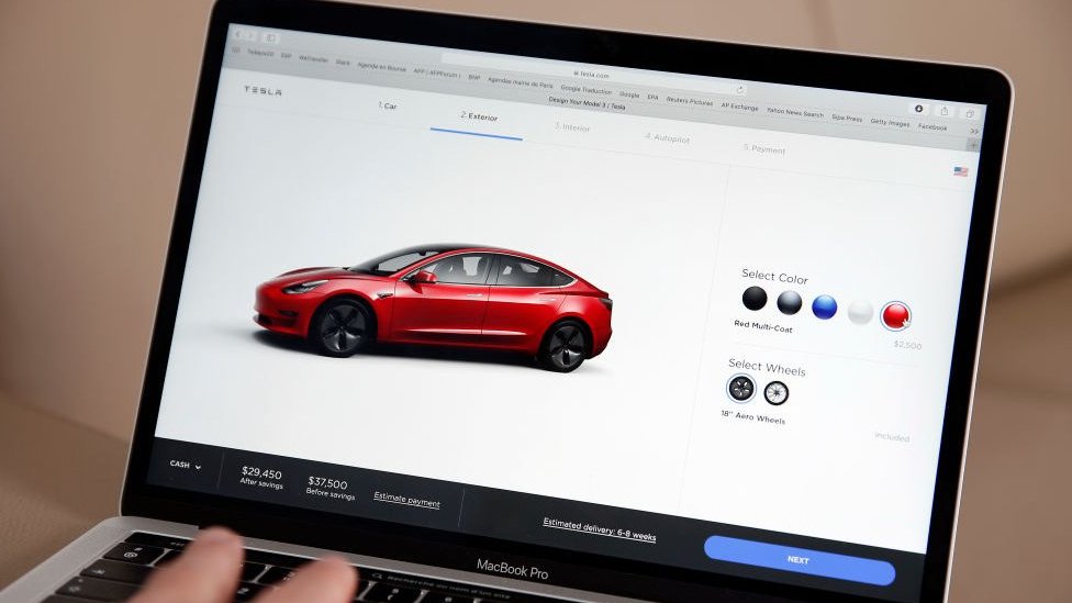 Веб-сайт Tesla, показывающий модель Tesla 3