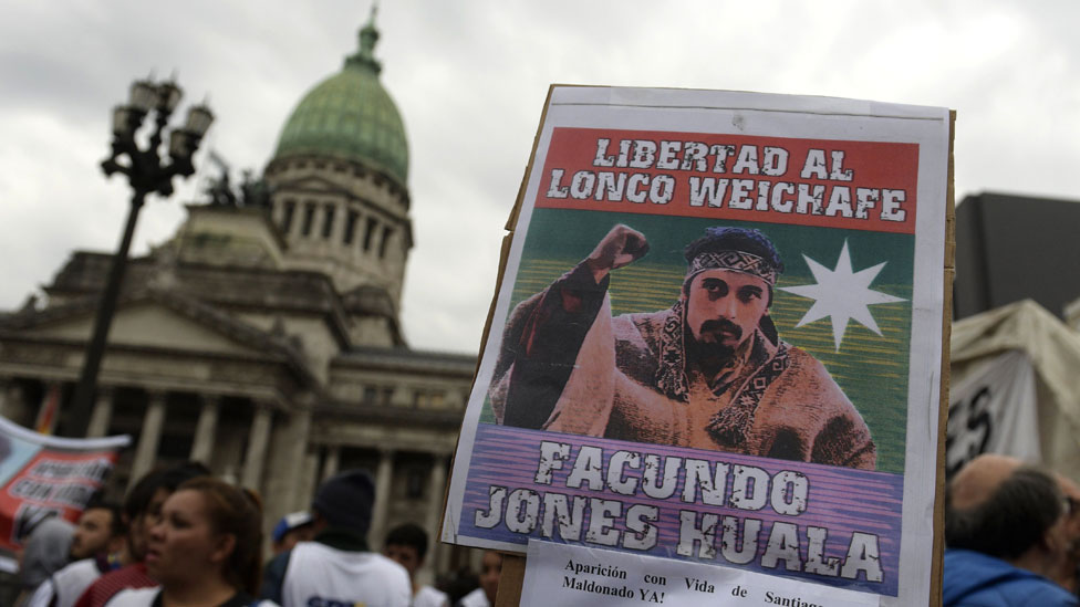 El corte de la ruta 40 se realizaba en protesta por el arresto de Huala, el líder de la comunidad, quien está detenido desde junio. Cartel reclamando por Facundo Jones Huala.