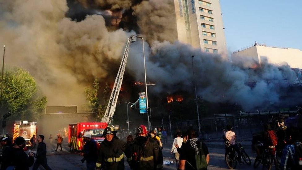Un centro comercial se incendia en Santiago