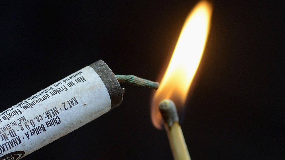 Cerillo prendiendo una mecha.