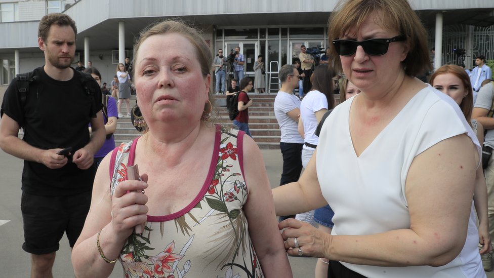 Svetlana Golunova, madre de Iván Golunov, y Galina Timchenko, directora ejecutiva del portal de noticias Meduza.