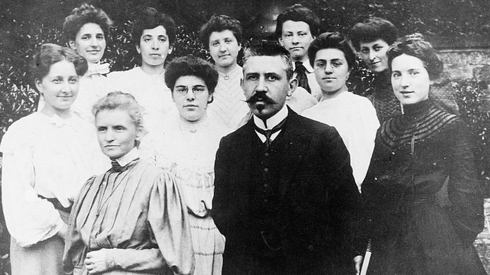 Marie Curie, Paul Langevin y un grupo de mujeres en 1910.