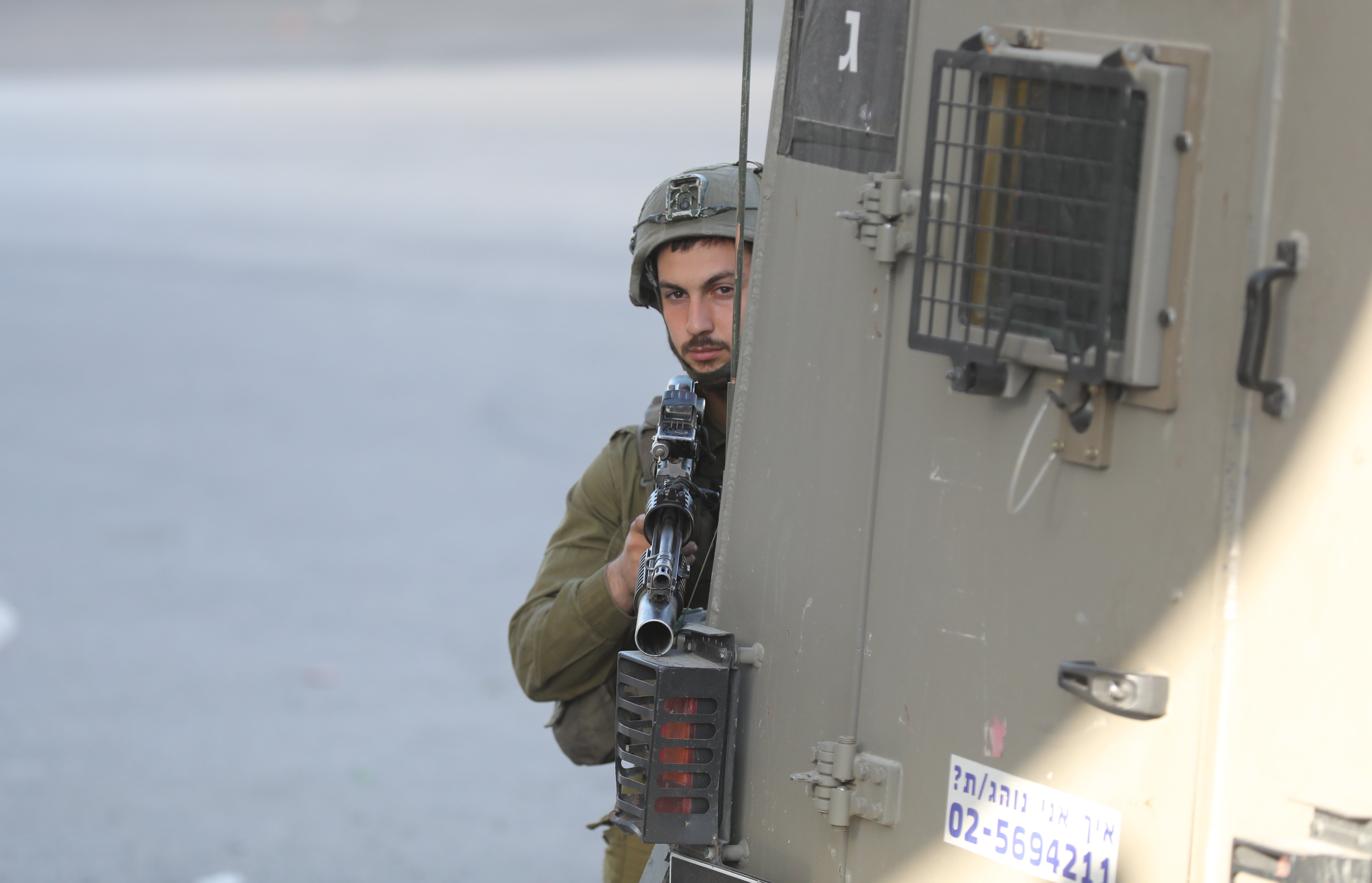 جندي إسرائيلي في موقع إطلاق النار الأحد