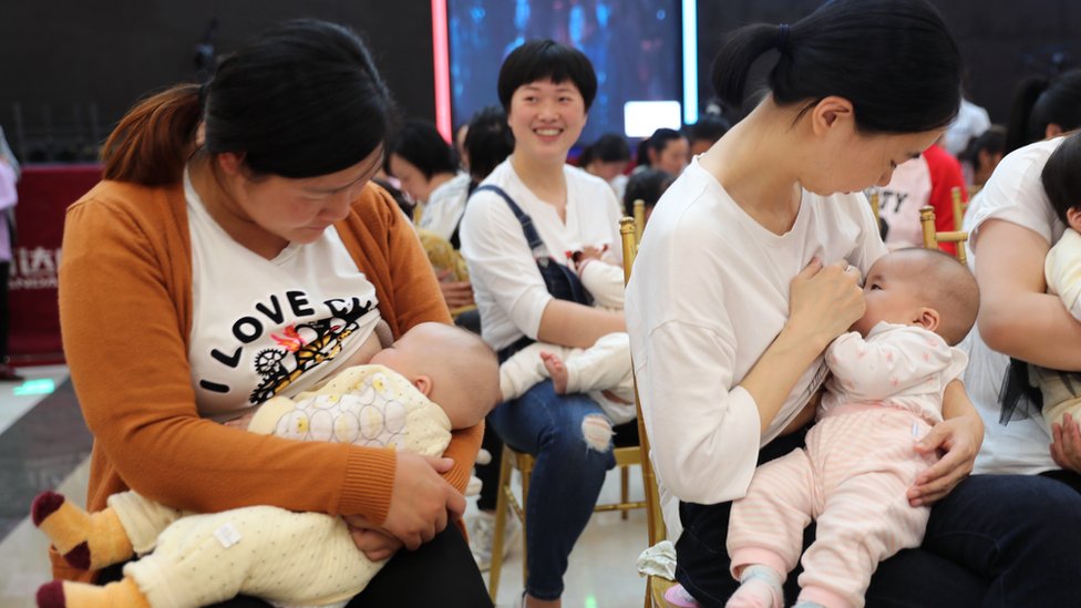 今年五月在中國湖北省襄陽市，近百名媽媽參加在商場舉辦的"母乳快閃"公益活動，，藉此呼籲公共場所增設更多的母嬰室。