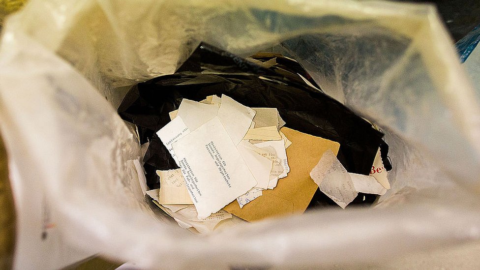 Разорванные документы бывшей тайной полиции Восточной Германии заполняют сумку в архиве Штази 17 сентября 2014 года в Берлине, Германия.