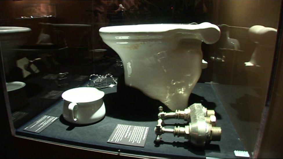 Некоторые из выставленных на продажу корабельных артефактов включают этот туалет