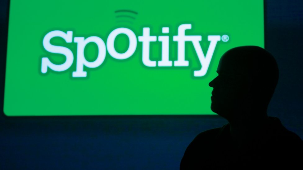 Генеральный директор Spotify Дэниел Эк, который в прошлом году заявил, что видит «невероятный потенциал роста» в подкастинге, подписался на The Joe Rogan Experience исключительно на своей платформе