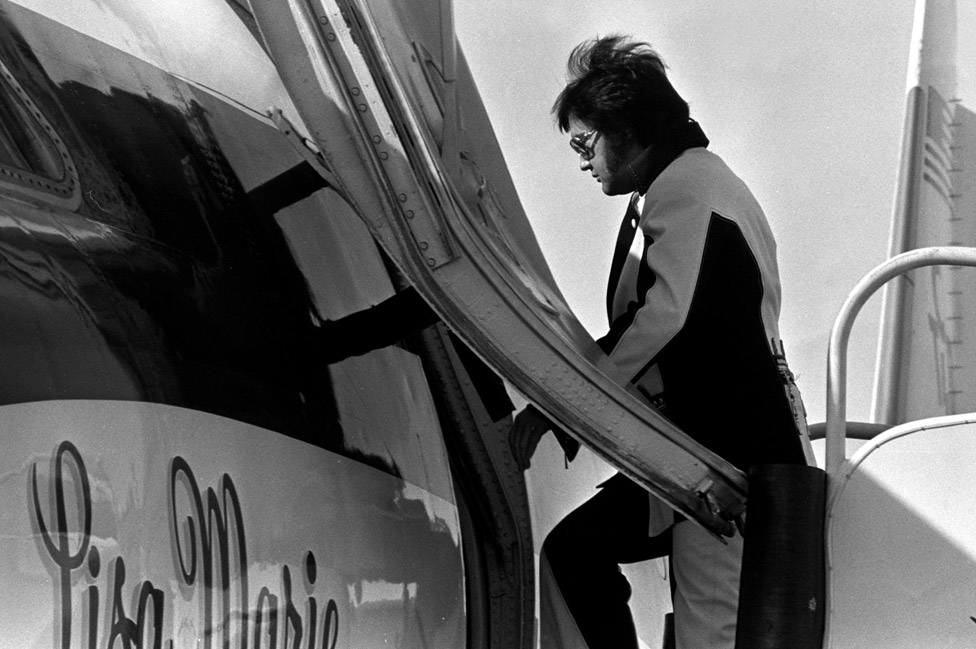 Elvis Presley abordando su jet privado, llamado Lisa Marie