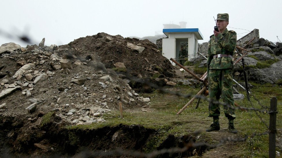 Dalam foto yang diambil pada tanggal 10 Juli 2008 ini, seorang tentara China berjaga di sisi China dari perlintasan perbatasan kuno Nathu La antara India dan China.