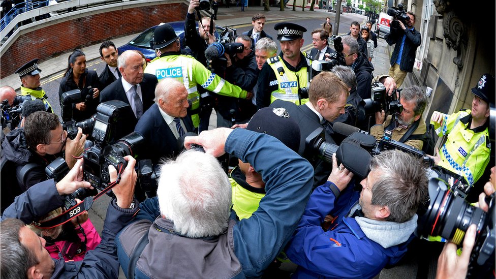 Телекомпания Стюарт Холл прибывает в Королевский суд Престона для вынесения приговора 17 июня 2013 года в Престоне