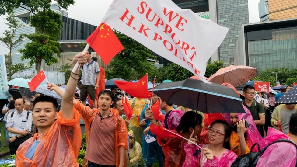 Ciudadanos pro-Pekín muestran su apoyo a la policía de Hong Kong durante un marcha a favor del gobierno.