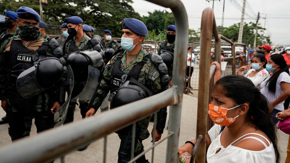 Soldados ecuatorianos caminan frente al penal del Litoral