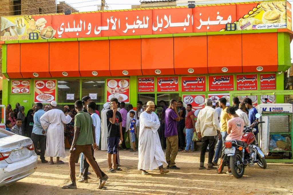 سودانيون يصطفون أمام أحد المخابز في جنوب الخرطوم في 17 أبريل/نيسان