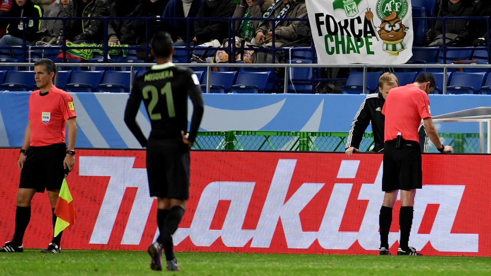 El árbitro húngaro Viktor Kasai fue el primero en utilizar el VAR en un torneo oficial y gracias al video señaló un penalti a favor del Kashima Antlers. Viktor Kassai