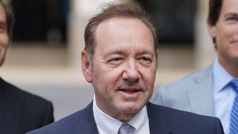 Kevin Spejsi i seksualno zlostavljanje: Glumac se rasplakao kada je oslobođen optužbi 6 Actor Kevin Spacey (centre) arrives at Southwark Crown Court