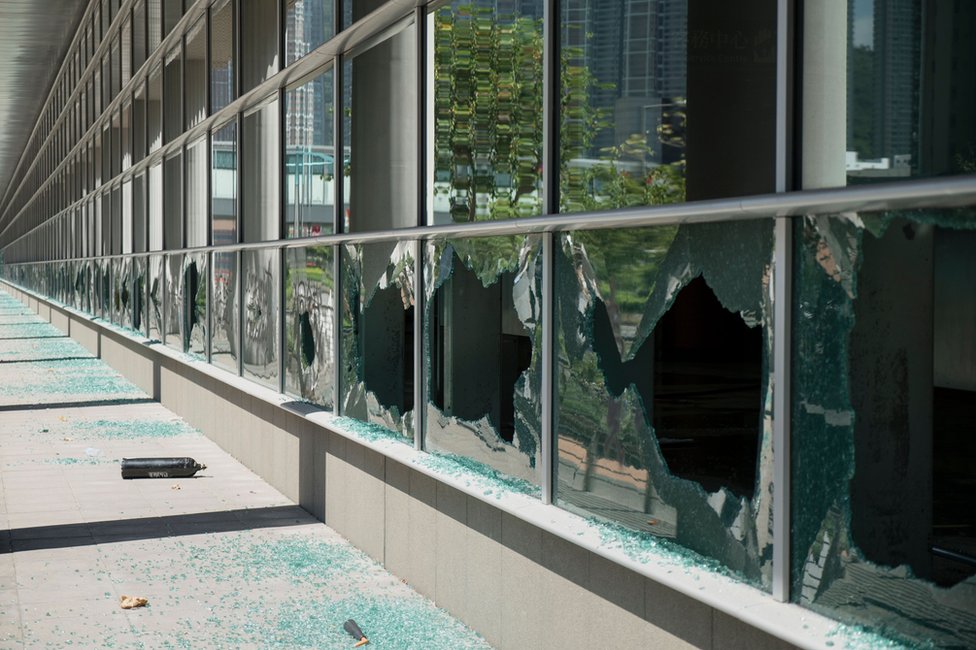 На этом изображении показаны разбитые стеклянные окна на станции метро Tseung Kwan O, жилом районе Гонконга, 5 октября 2019 г.