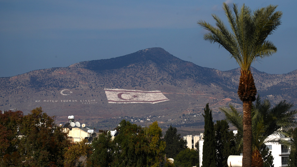 Zastava Turske Republike Severni Kipar naslikana na brdu u Nikoziji, u severnom Kipru