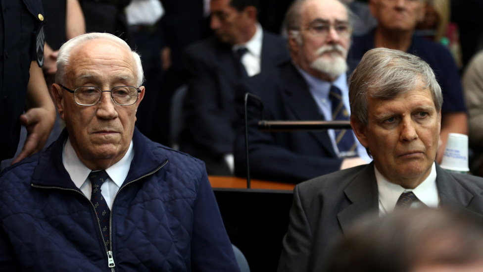 Jorge "Tigre" Acosta y Alfredo Astiz (derecha) fueron dos de los más prominentes represores condenados el miércoles. Jorge "Tigre" Acosta y Alfredo Astiz