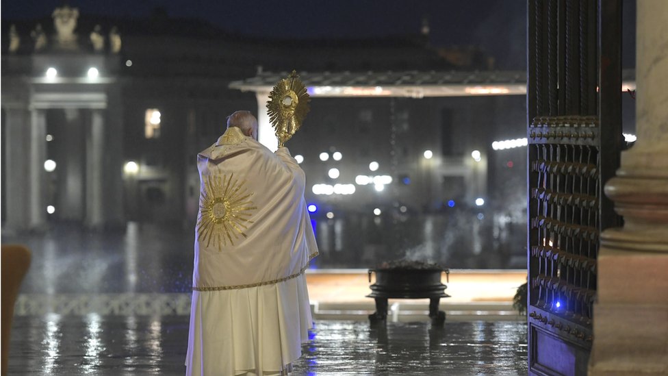 Папа благословляет пустую площадь