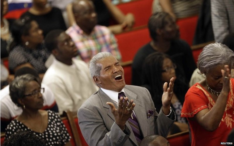 Прихожане поют во время службы в Африканской методистской епископальной церкви Эмануэля в Чарльстоне, Южная Каролина, 21 июня 2015 г.