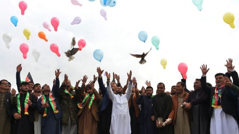 أفغانيون يحتفلون