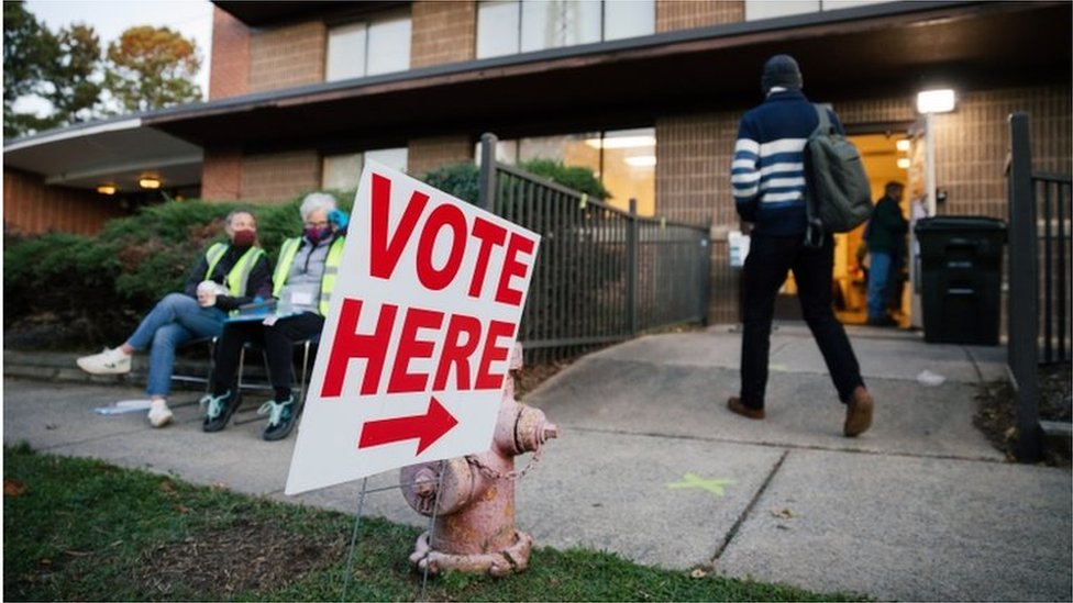 Избиратели прибывают, чтобы проголосовать в Общественном центре имени В. И. Паттерсона в Дареме, Северная Каролина, США, 3 ноября 2020 г.