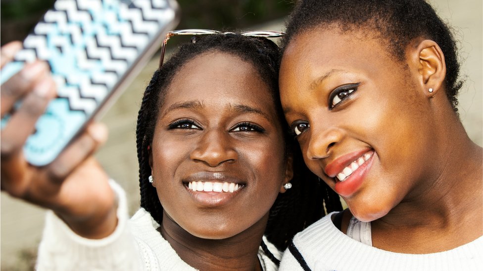 Две африканские девочки-подростки делают селфи