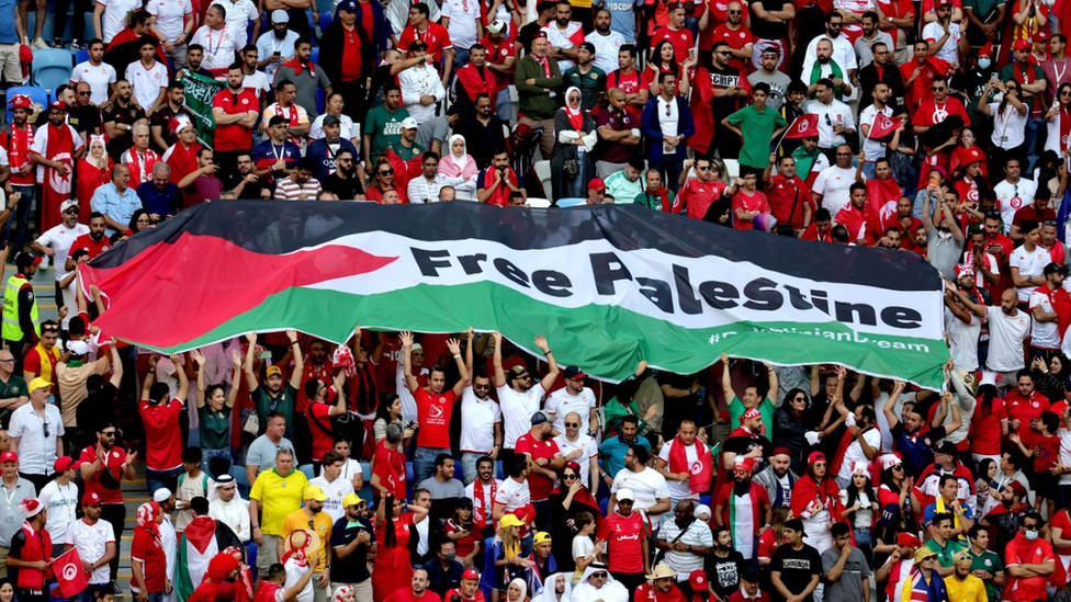 Torcedores da Tunísia abriram uma bandeira com os dizeres 'Palestina Livre' na arquibancada