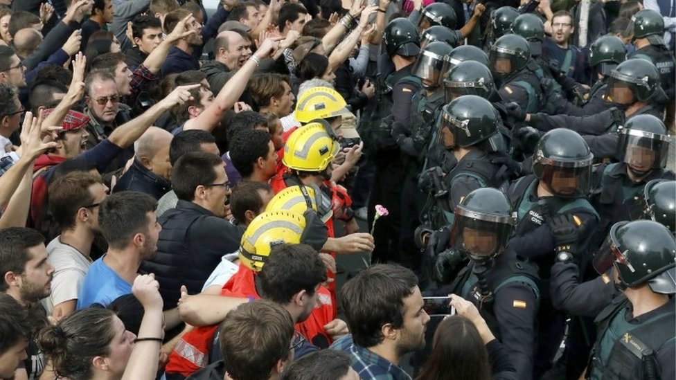 Испанская полиция стоит у избирательного участка в Барселоне, Каталония