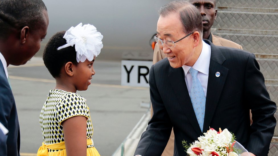 Ban Ki-moon shakes hands with a Burundian girl