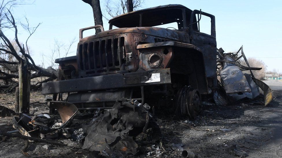 Kendaraan militer Rusia dalam kondisi hancur di Chernihiv.
